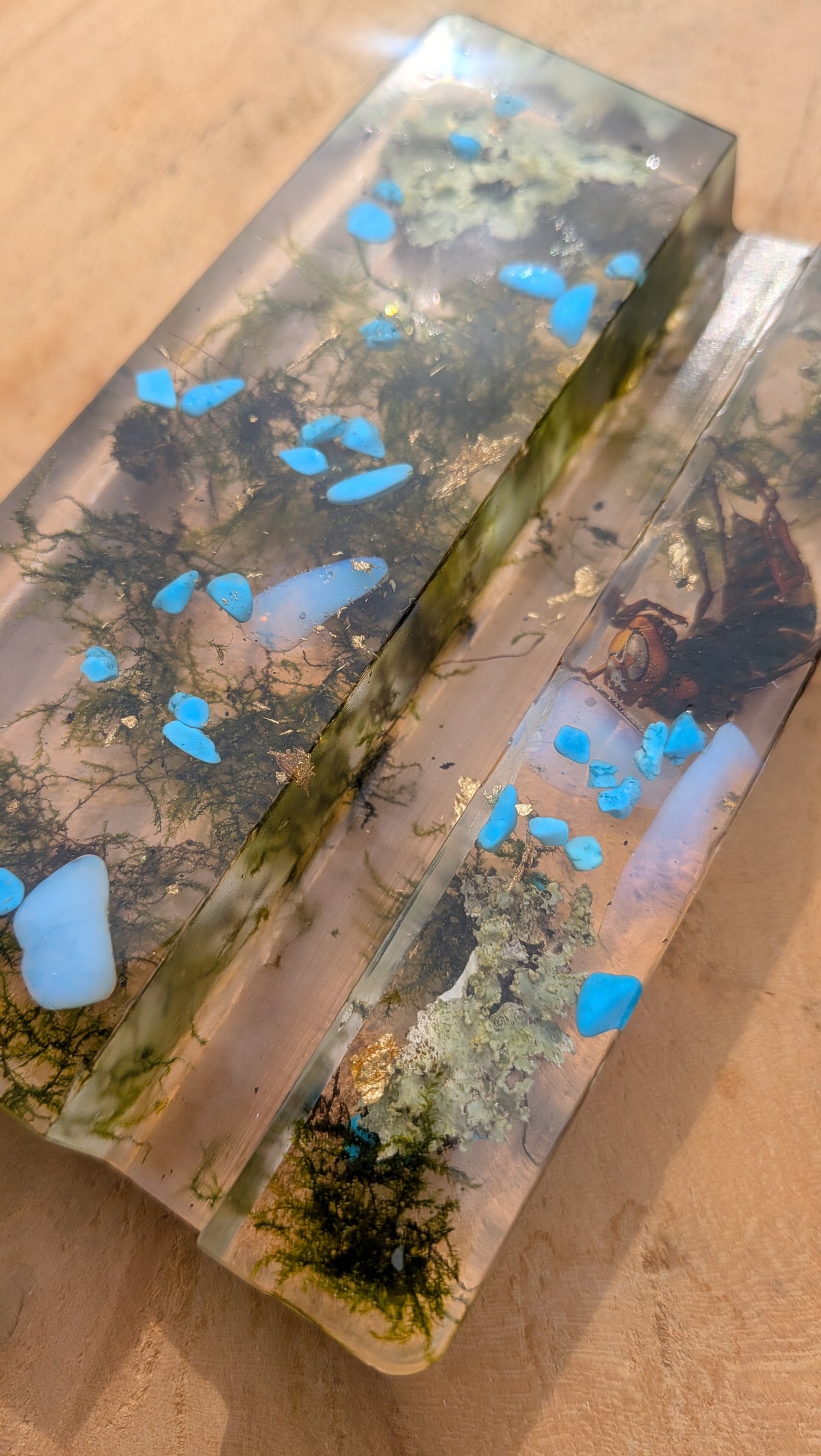 Forest-inspired resin phone stand – real botanical elements in epoxy resin – EL-CreationS