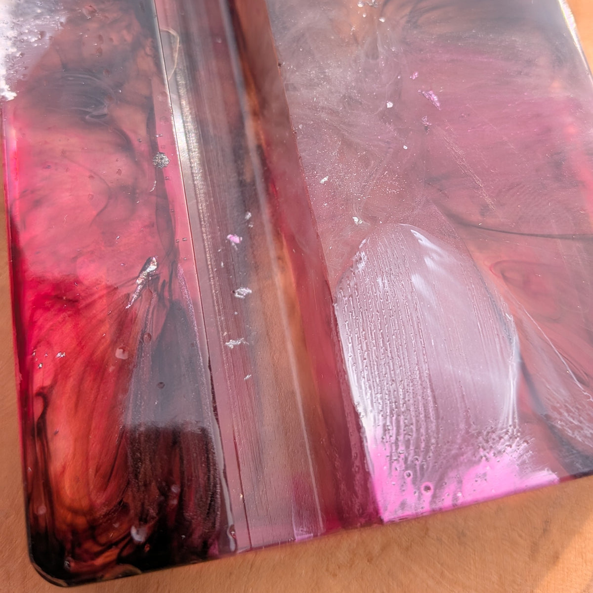 lose-up of black resin phone stand surface with purple and pink marble swirl – moody desk decor – EL-CreationS