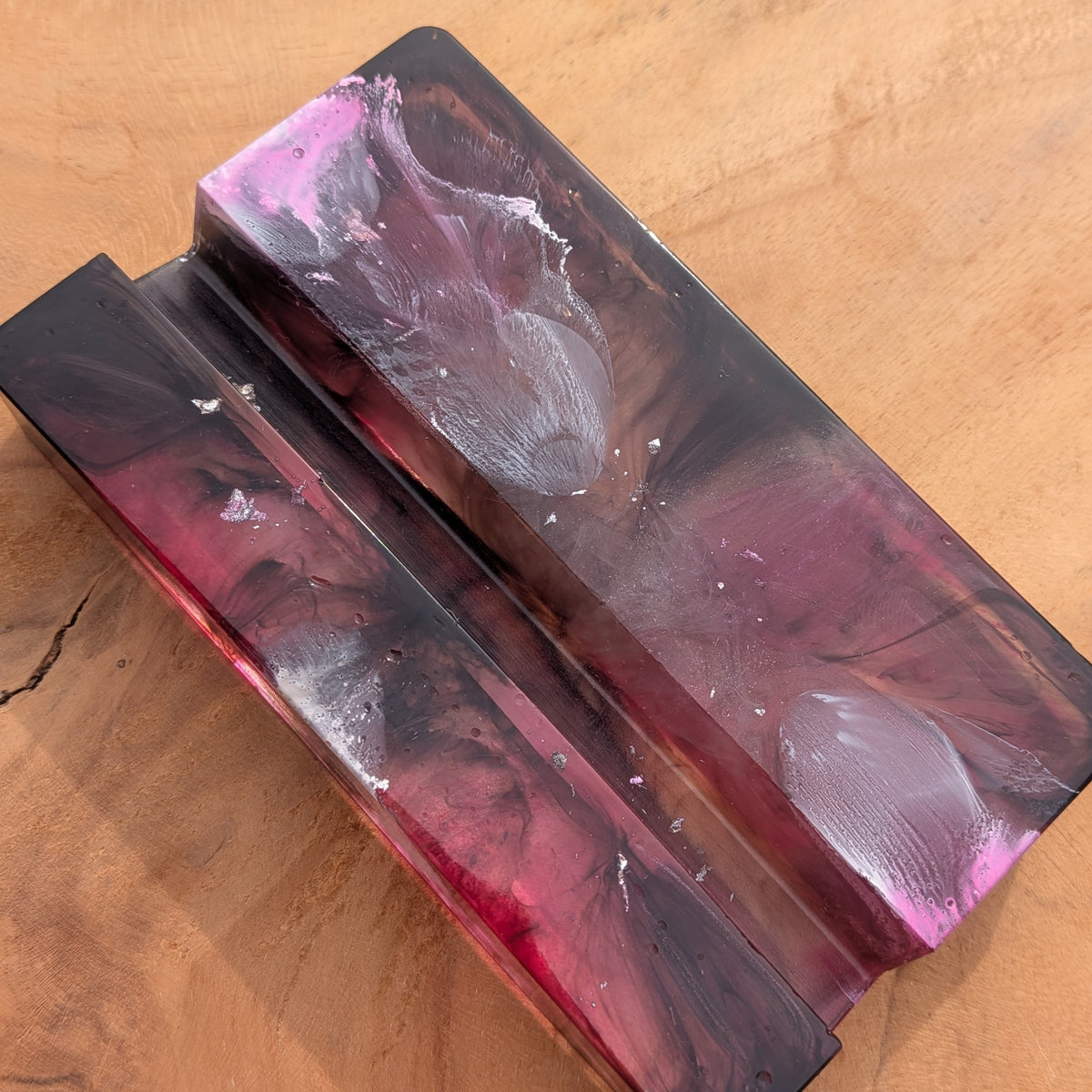 Handmade black resin phone stand with purple and pink marble swirl, 12x7cm single plate design – EL-CreationS