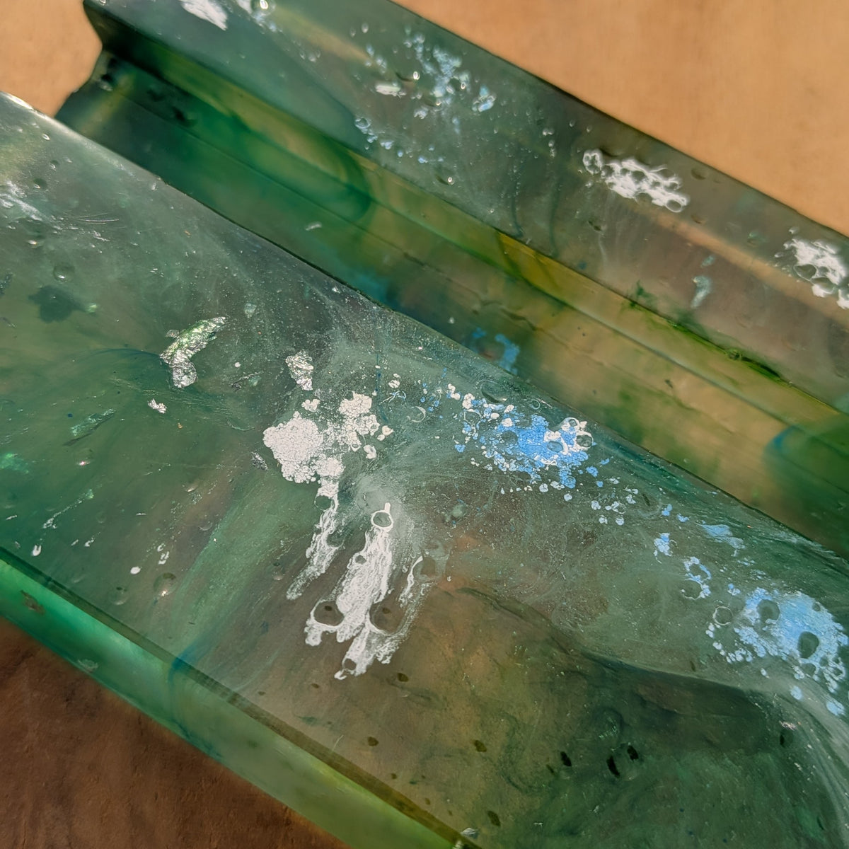 Handmade emerald green resin phone stand with silver flakes and marble swirl, 12x7cm single plate design – EL-CreationS