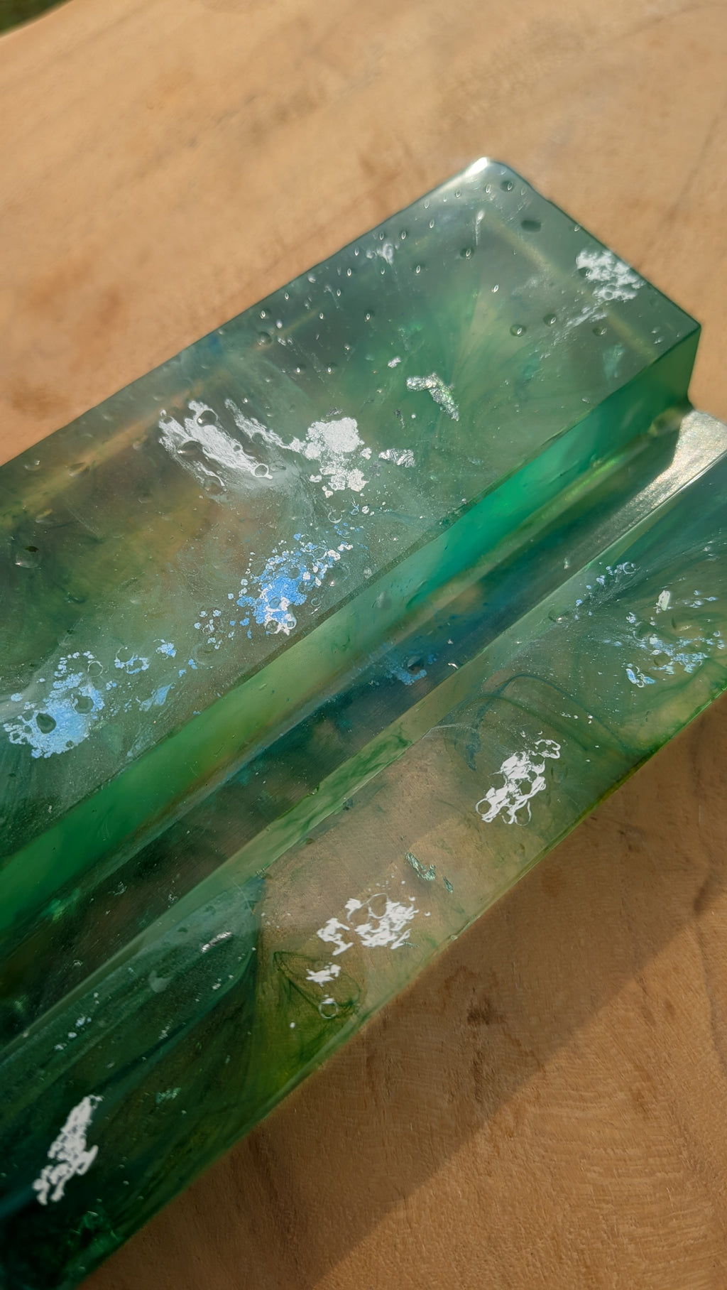 Side view of emerald green resin phone holder with silver flakes, 2cm thick – nature-inspired desk gift – EL-CreationS