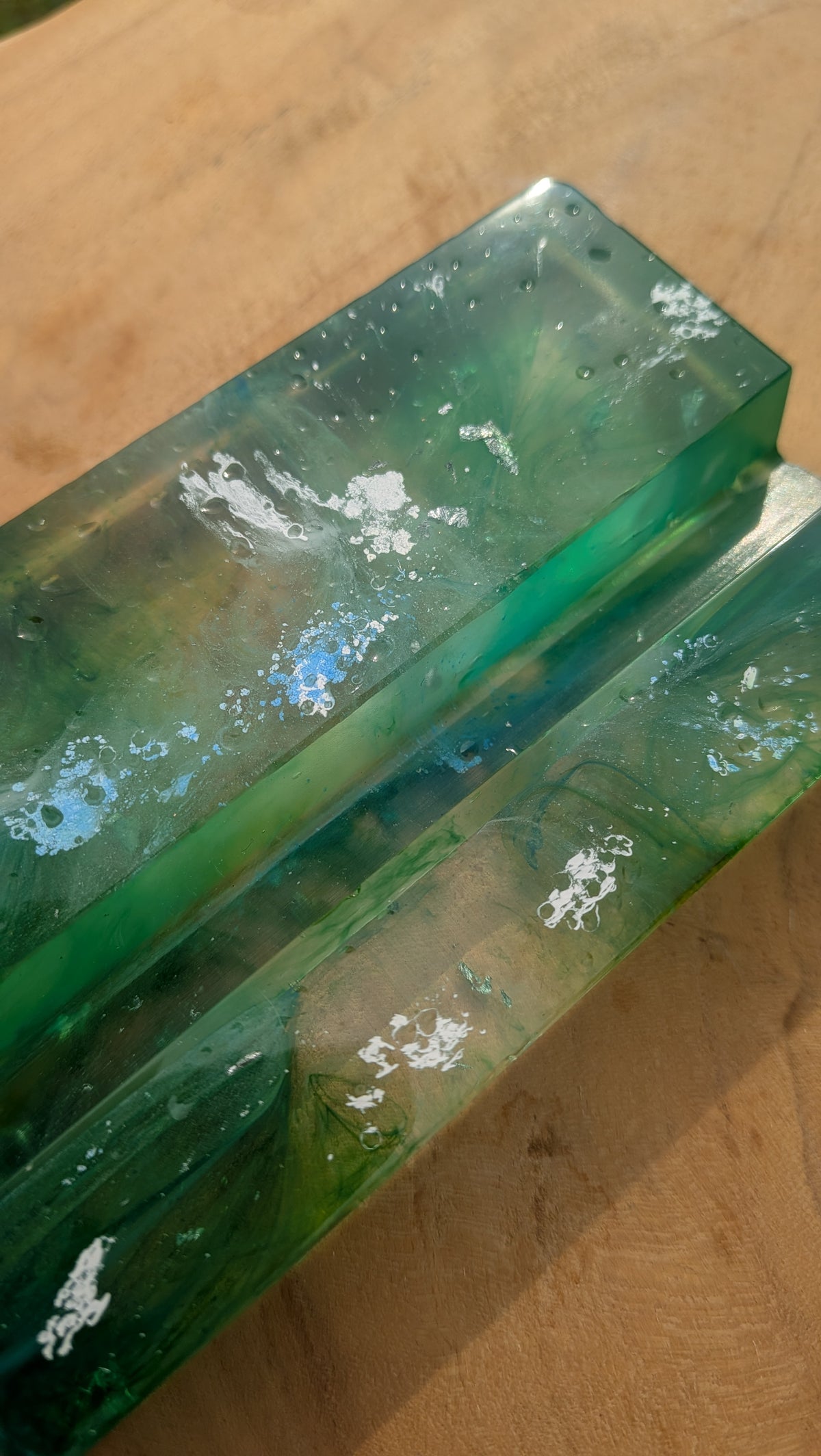 Side view of emerald green resin phone holder with silver flakes, 2cm thick – nature-inspired desk gift – EL-CreationS