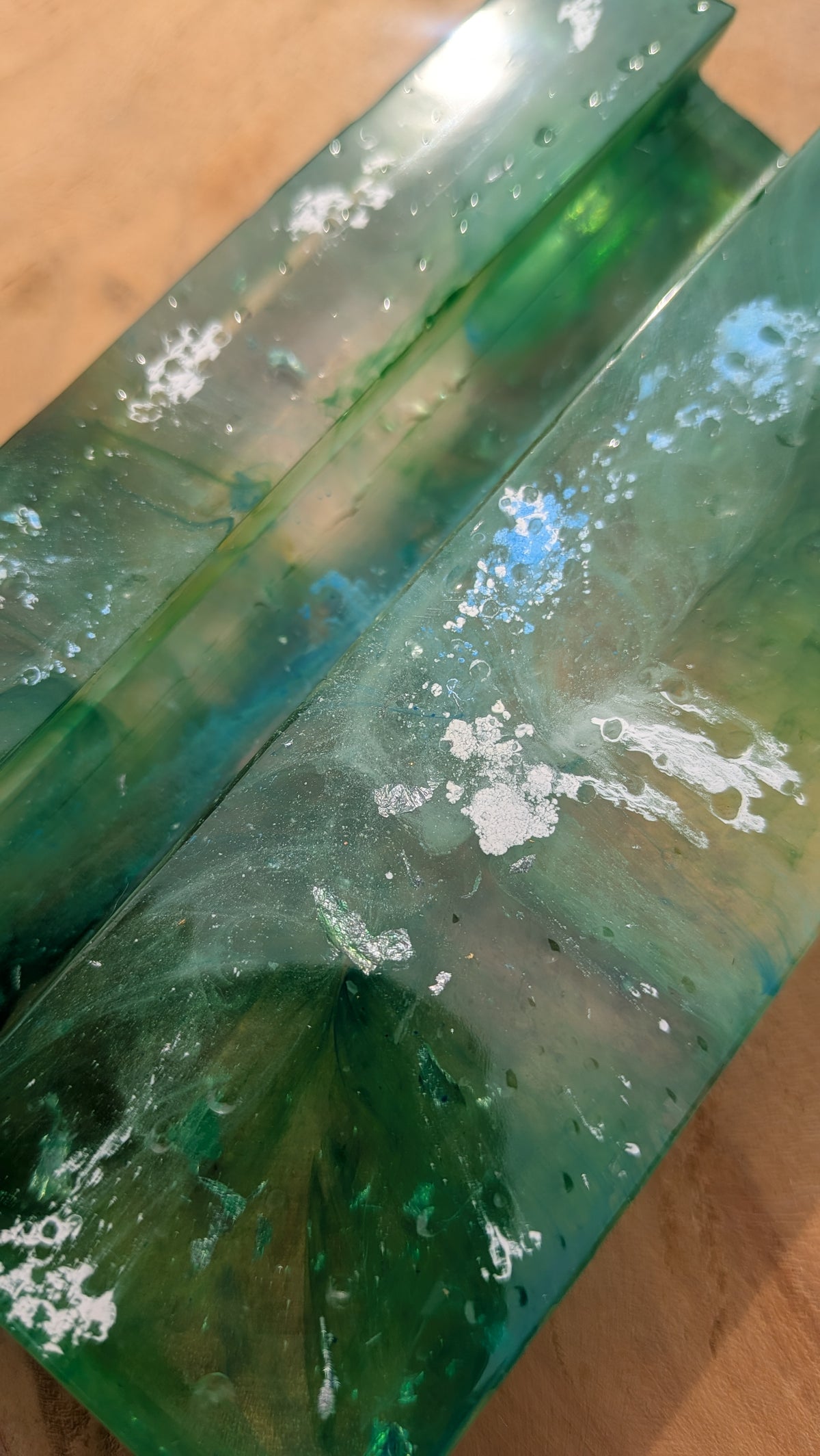 Handmade green resin phone stand with silver flakes – emerald marble desk accessory, made in Belgium – EL-CreationS