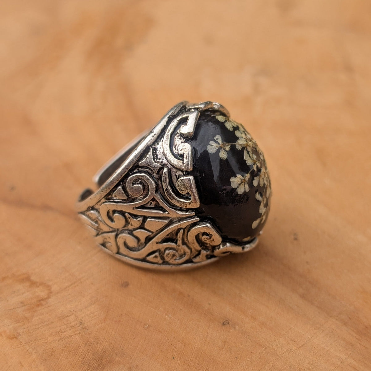 Handmade black resin ring with preserved Queen Anne's Lace flowers close-up on hand – EL-Creations