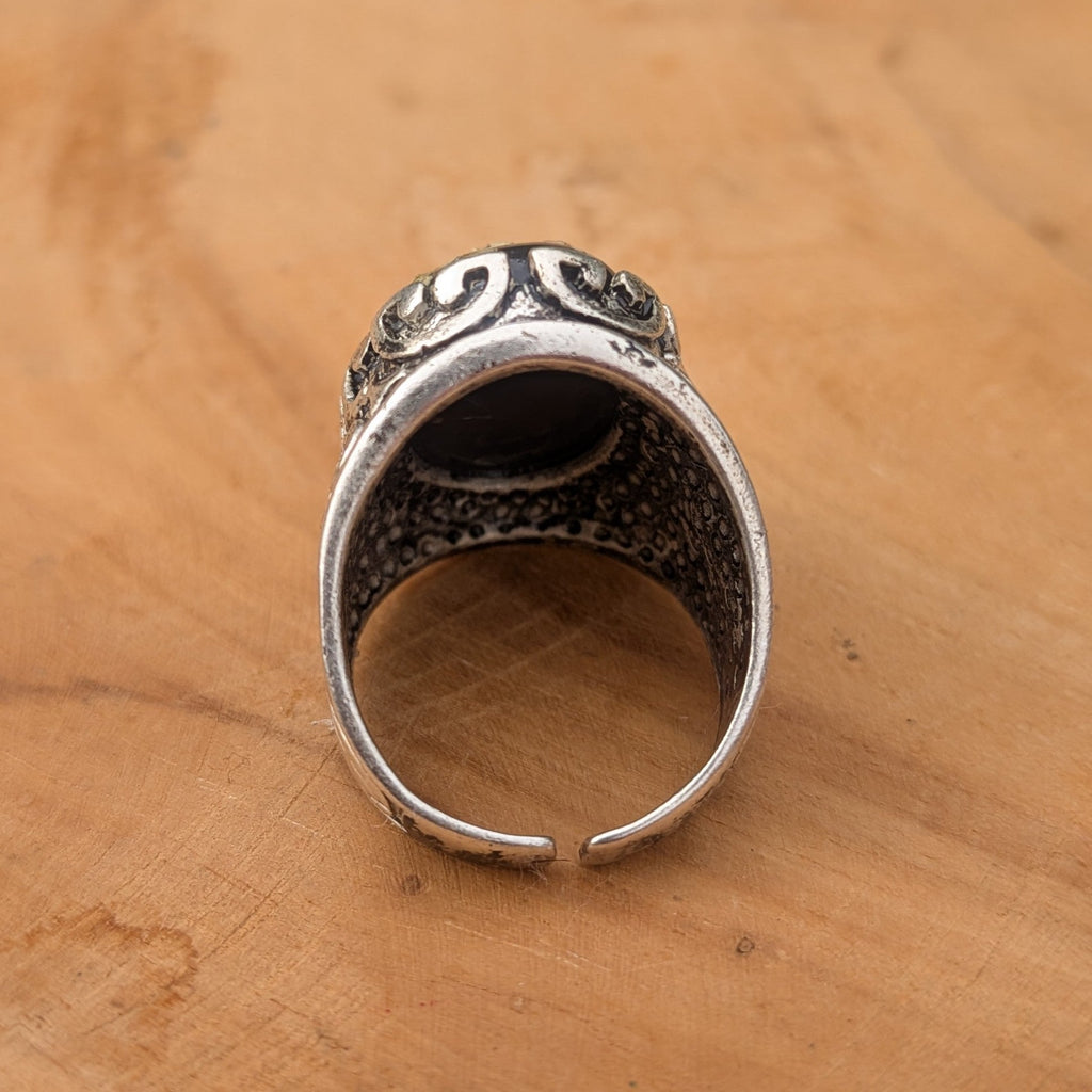 Gothic botanical statement ring black oval resin cabochon with white dried flowers on wood – EL-Creations