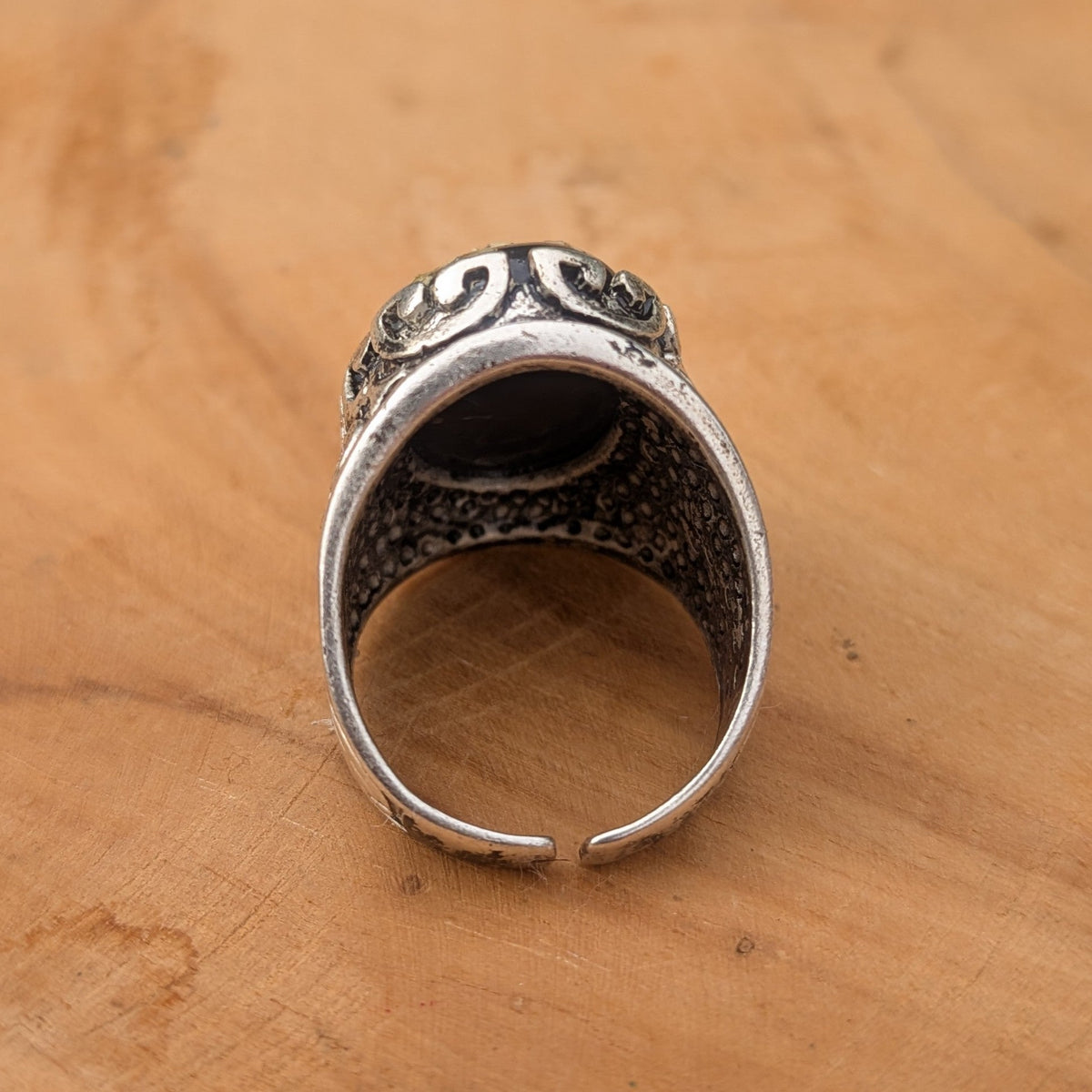 Gothic botanical statement ring black oval resin cabochon with white dried flowers on wood – EL-Creations