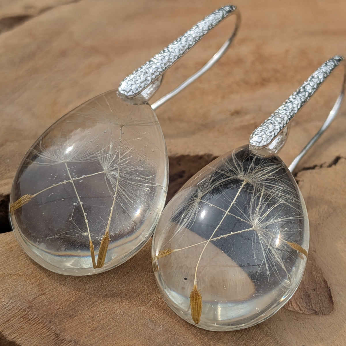 Elegant handmade dandelion seed earrings in crystal clear resin – EL-Creations