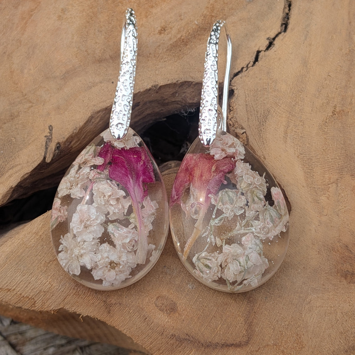 Dried flower resin earrings in teardrop shape – EL-Creations