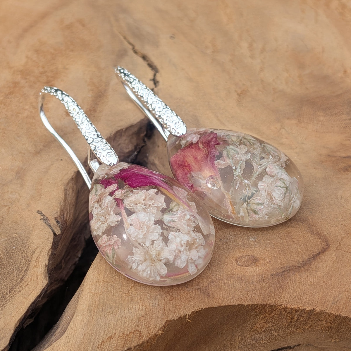 Crystal clear resin earrings with preserved flowers – EL-Creations