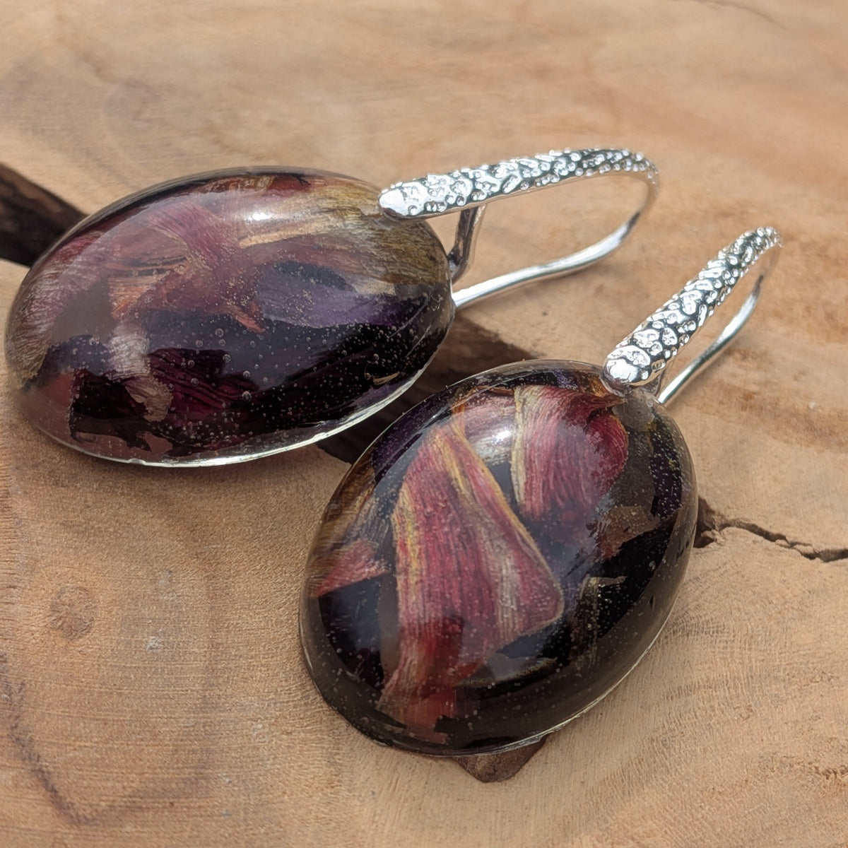 Handmade black resin oval earrings with preserved tulip petals in burgundy and driftwood – EL-Creations