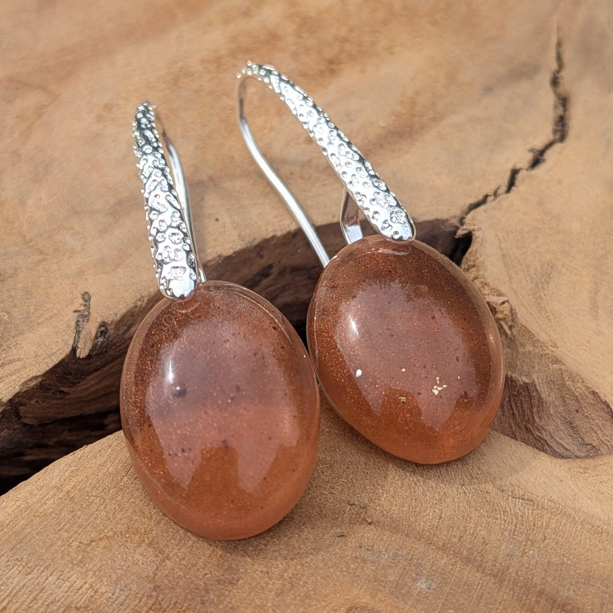 Handmade minimalist resin drop earrings warm brown tones on textured silver hooks driftwood – EL-Creations