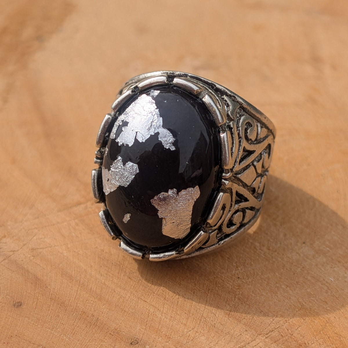 Handmade unisex resin ring black oval with silver flakes baroque band side profile on wood – EL-Creations