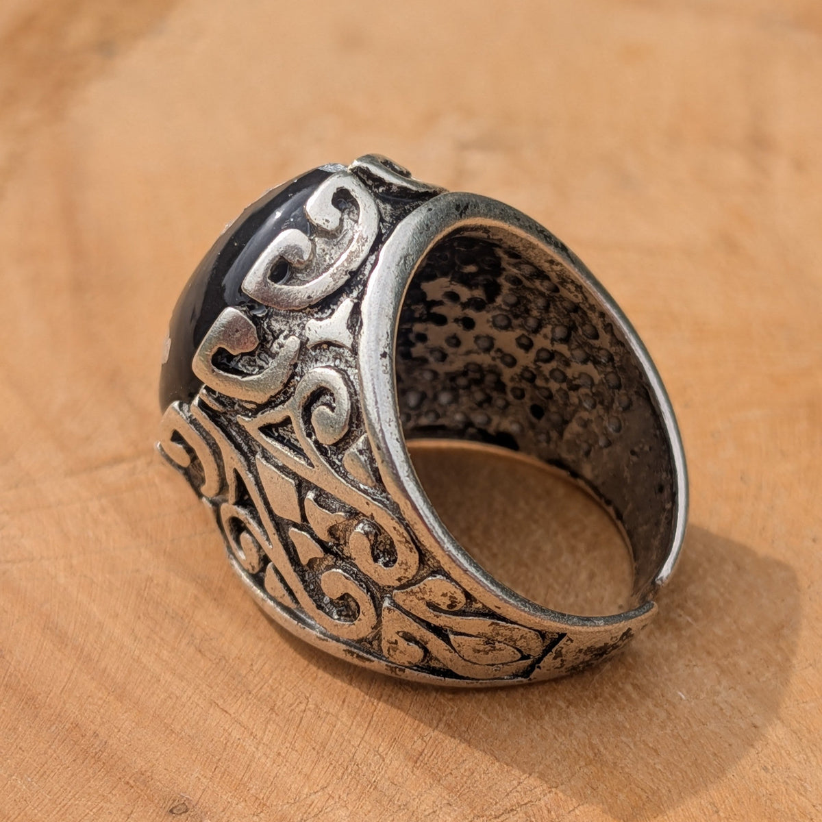Adjustable gothic resin ring black oval 18x15mm silver flakes antique filigree band – EL-Creations