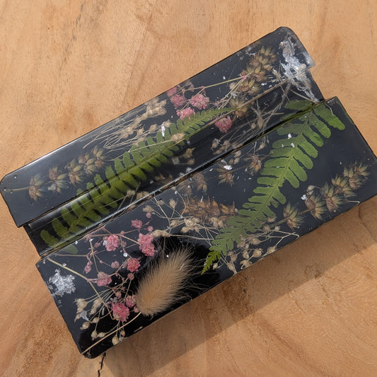 Botanical resin phone stand with real ferns and wildflowers – EL-CreationS