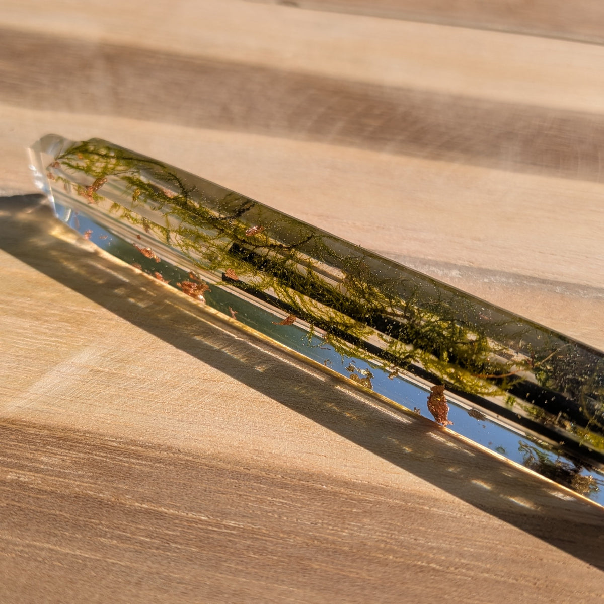 Nature inspired writing pen with real moss in clear resin – EL-Creations