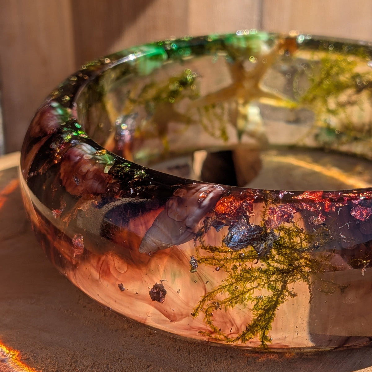 Handmade ocean resin bangle 23mm wide with real starfish and seashells high-gloss finish on wooden surface – EL-Creations