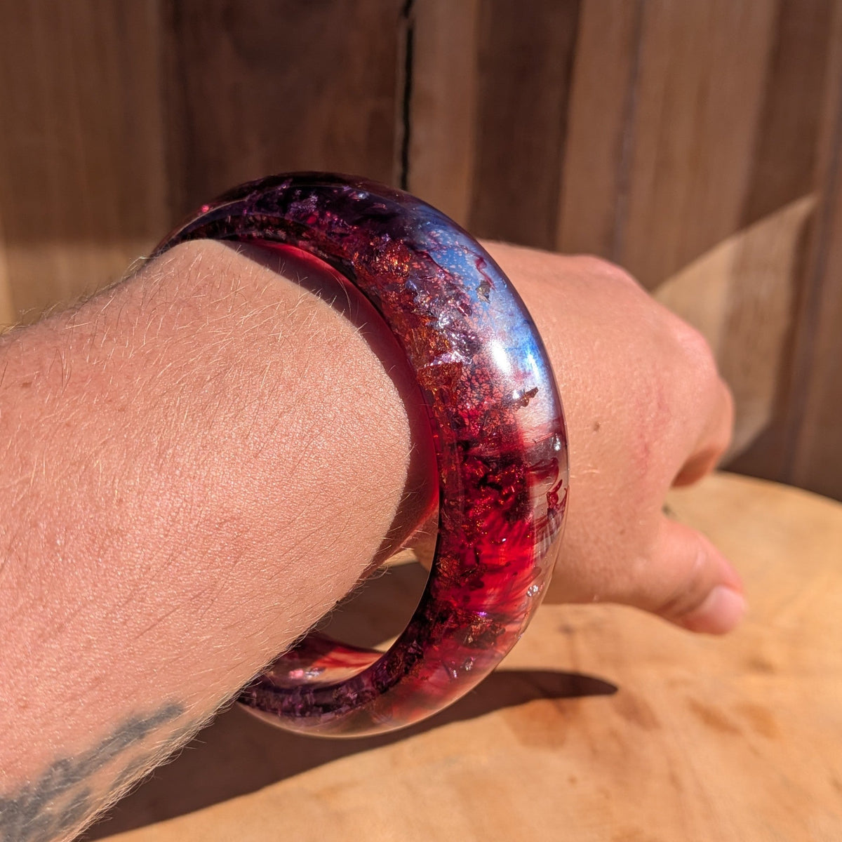 Red purple resin slip-on bangle 5mm thickness side profile on wooden surface showing polished edge – EL-Creations