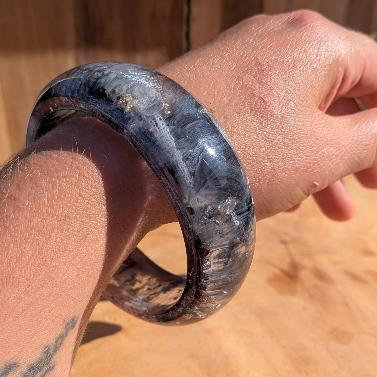 Black white dome resin slip-on bangle 5mm thickness side profile on wooden surface showing polished edge – EL-Creations