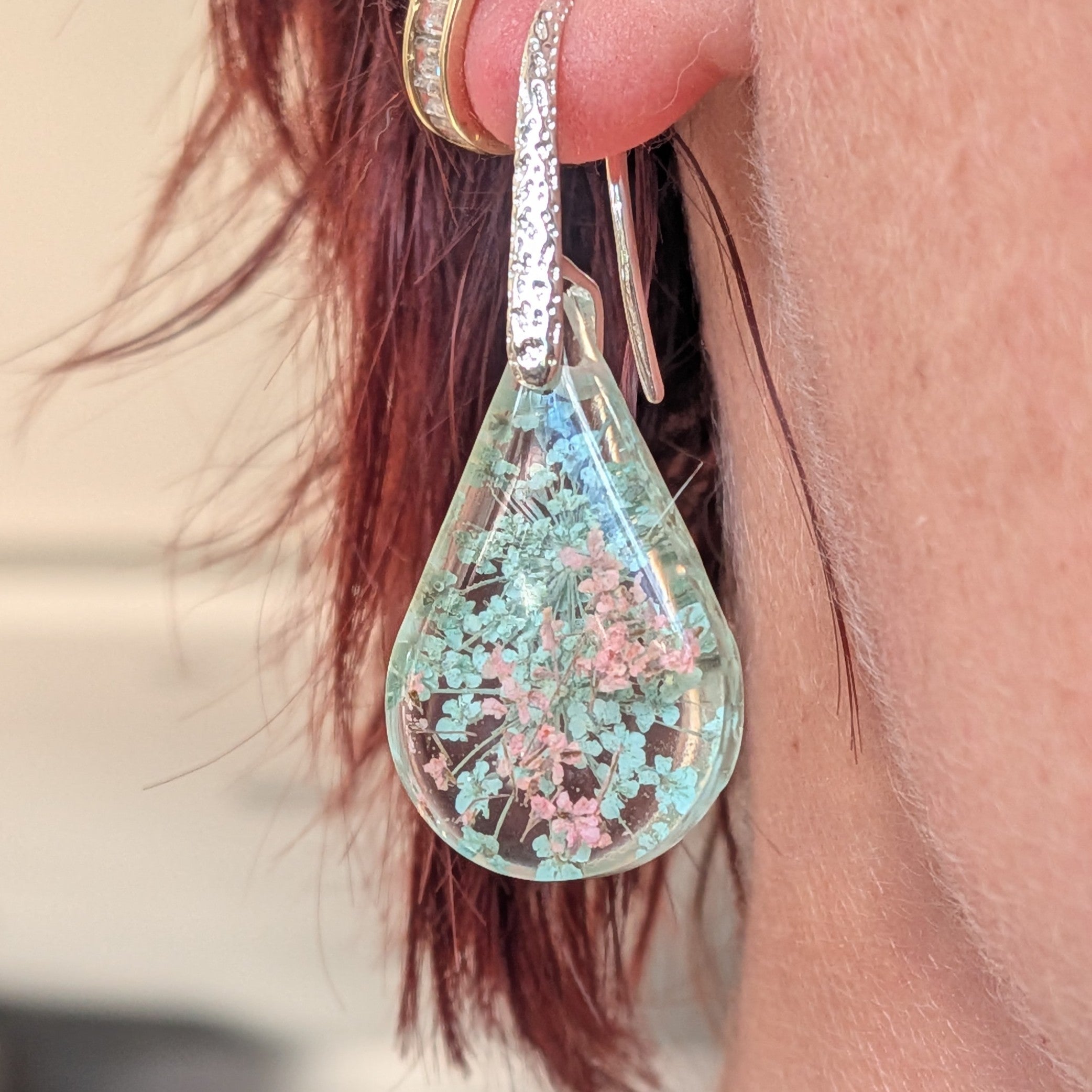 Queen Anne's Lace resin teardrop earrings pressed flowers mint green blush pink held in hand close-up – EL-Creations