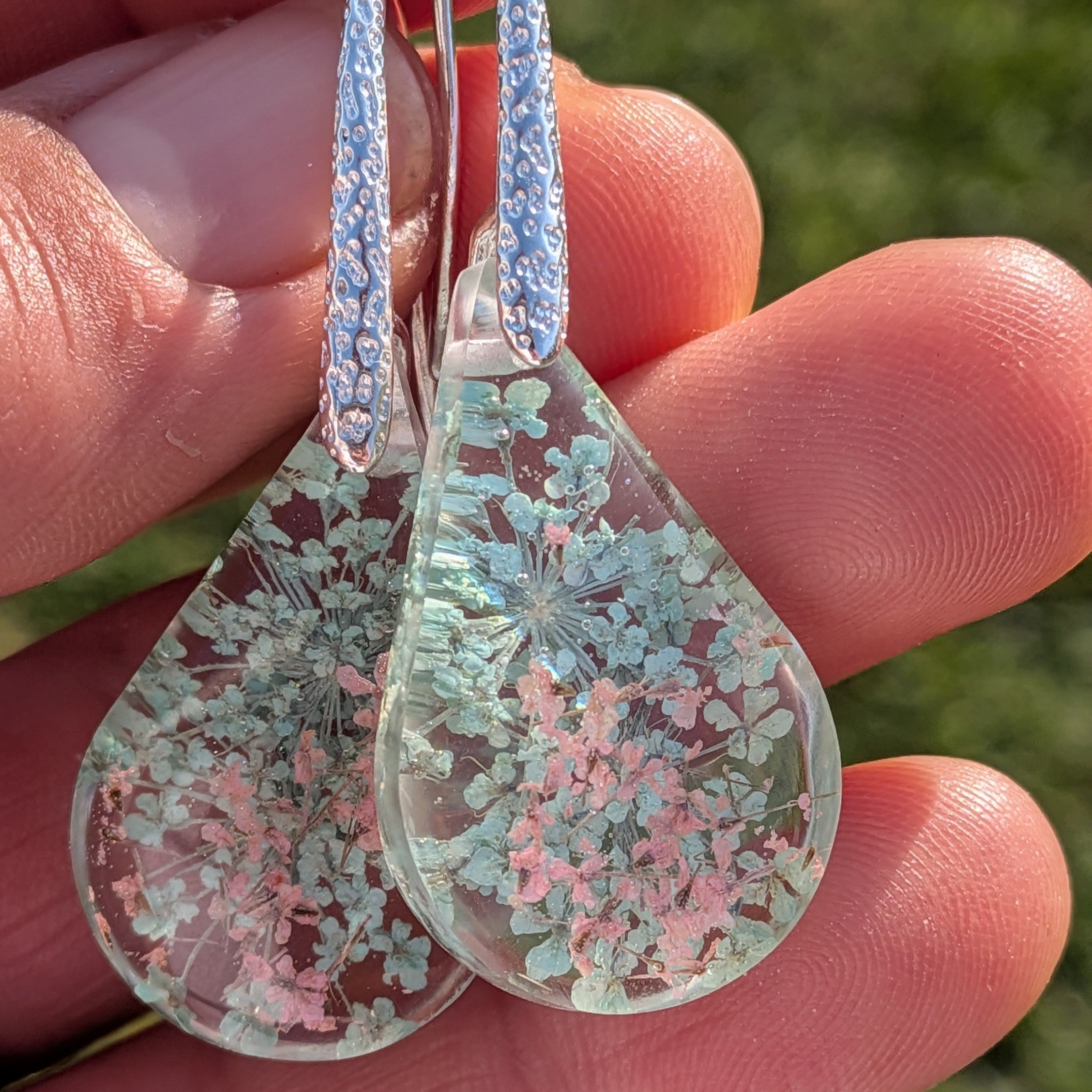 Queen Anne's Lace resin earrings pair on stone surface top view mint green flowers – EL-Creations