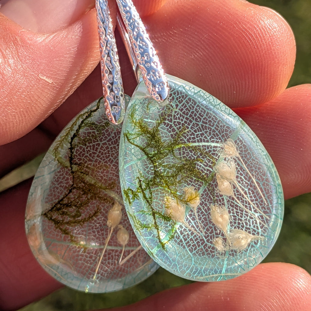 Skeleton leaf resin teardrop earrings aqua mint Queen Anne's Lace wildflowers moss held in hand close-up – EL-Creations