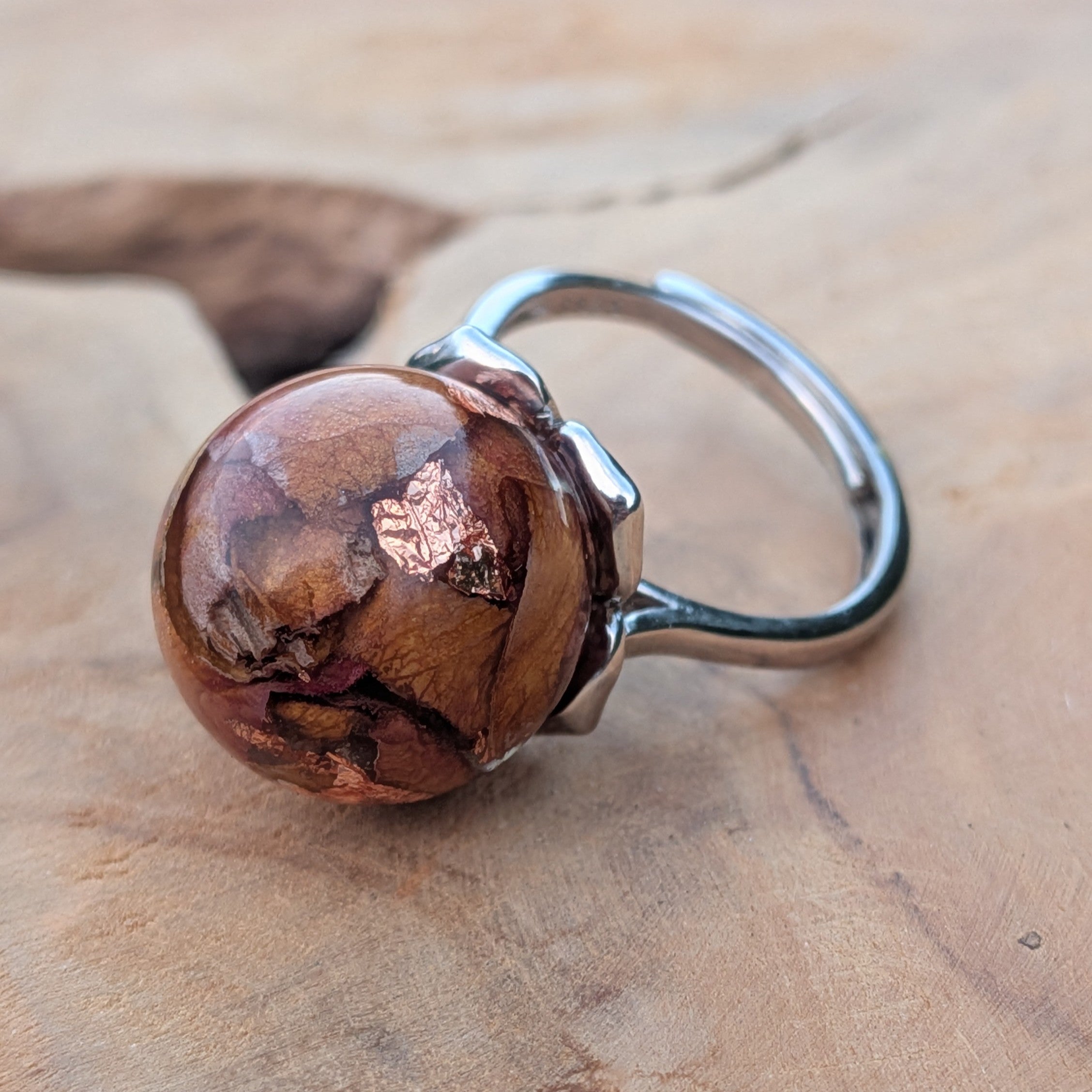 Resin ball ring with real rose petals and metallic copper flakes on silver band – side view – EL-Creations
