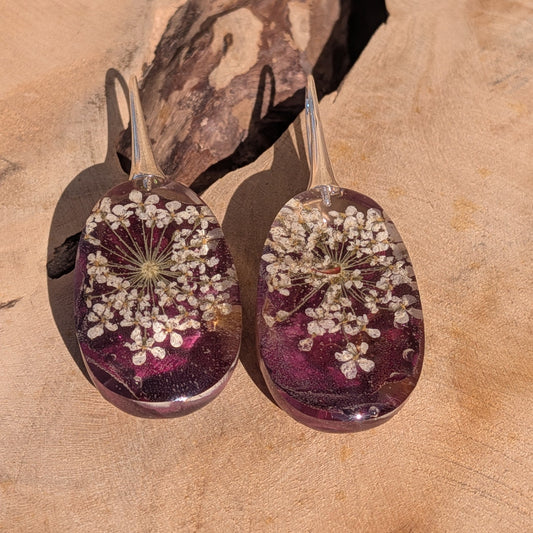 Oval botanical resin earrings with white lace flowers on dark purple background – EL-Creations