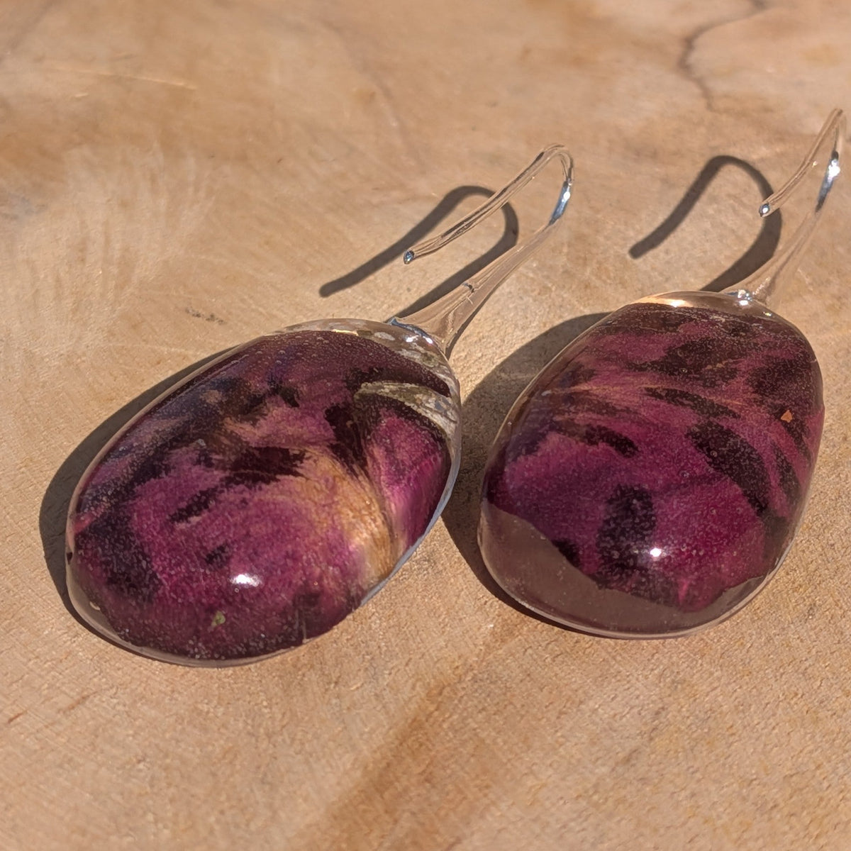 Nature-inspired resin earrings with preserved flowers – handmade by EL-Creations