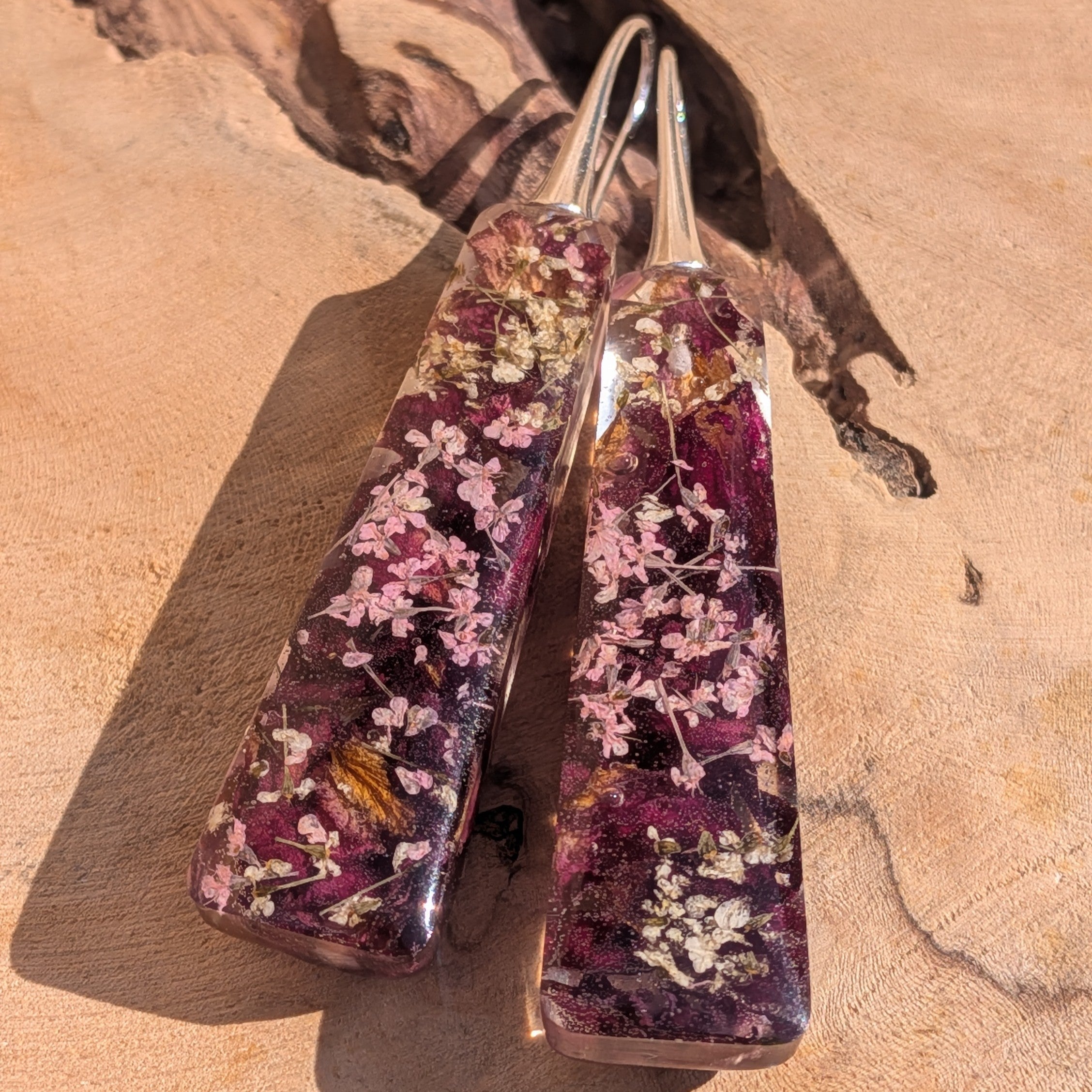 Resin dangle earrings with rose petals and Queen Anne's Lace – silver stainless steel hooks – EL-Creations