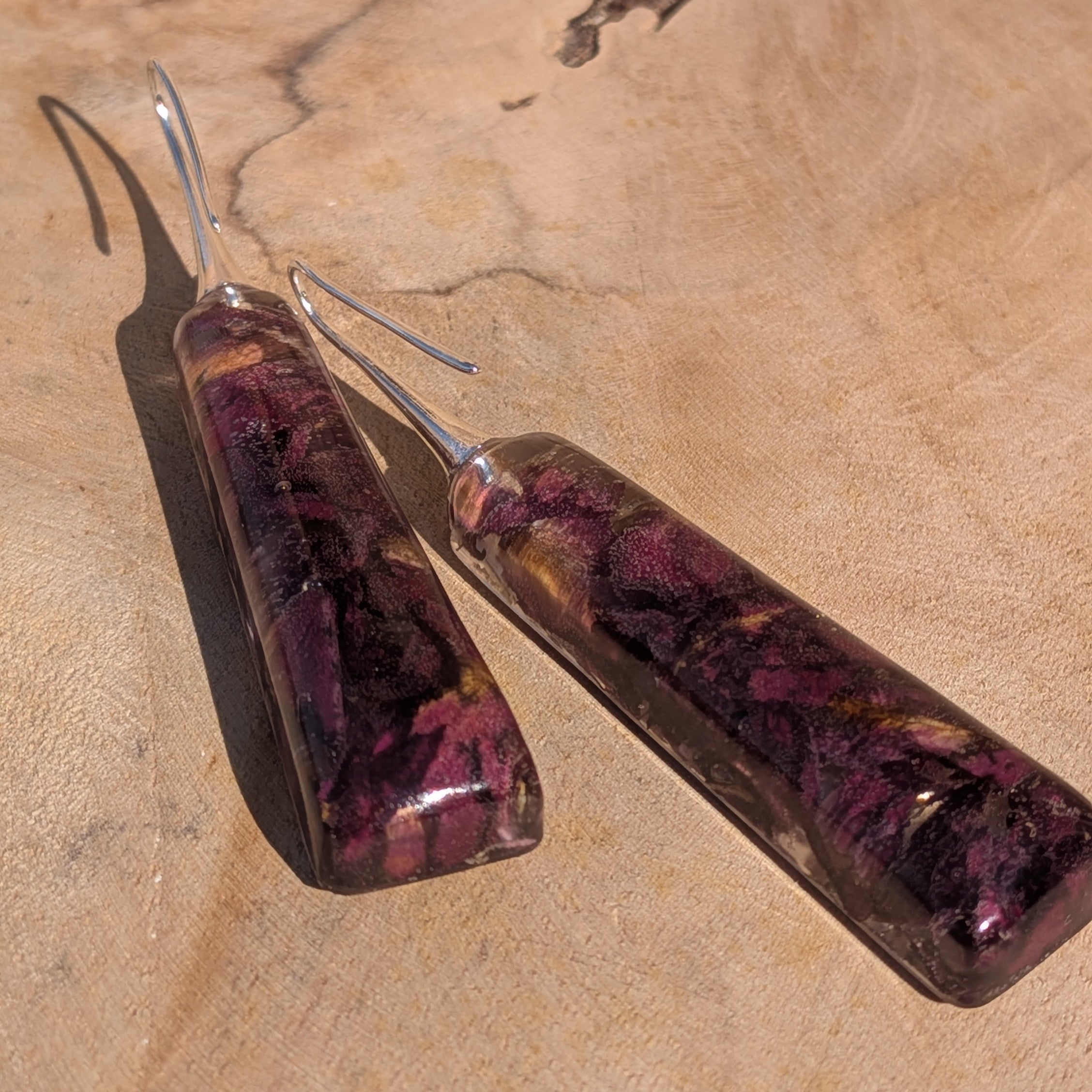 Deep purple resin earrings with dried rose petals and Queen Anne's Lace – silver hook detail – EL-Creations