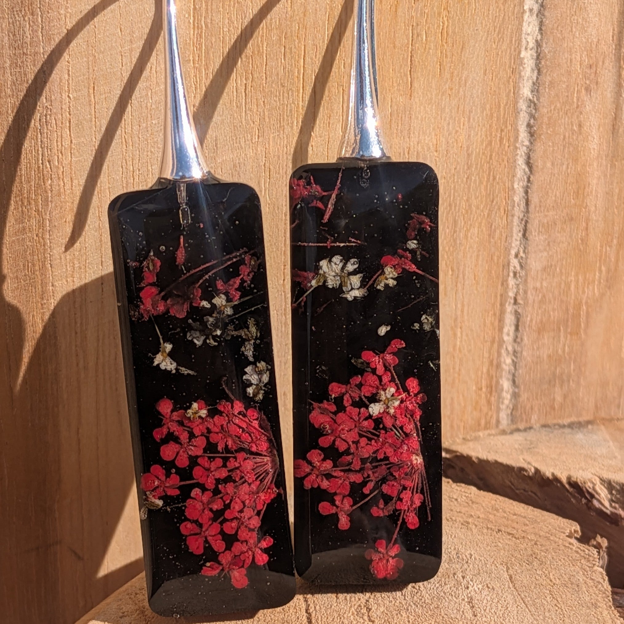 Black resin dangle earrings with Queen Anne's Lace – silver stainless steel hooks – EL-Creations