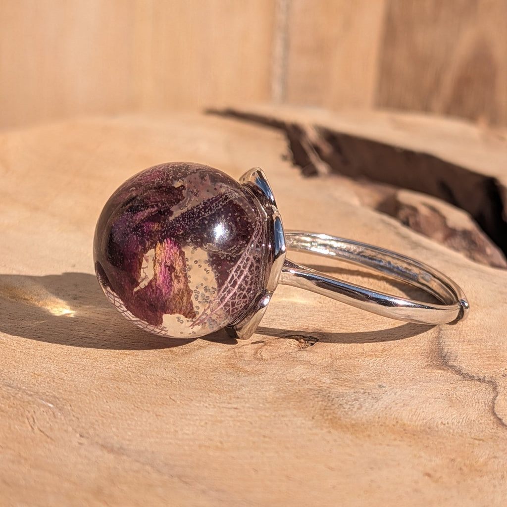 Silver claw setting resin ring with rose petals and skeleton leaf – side view on hand – EL-Creations