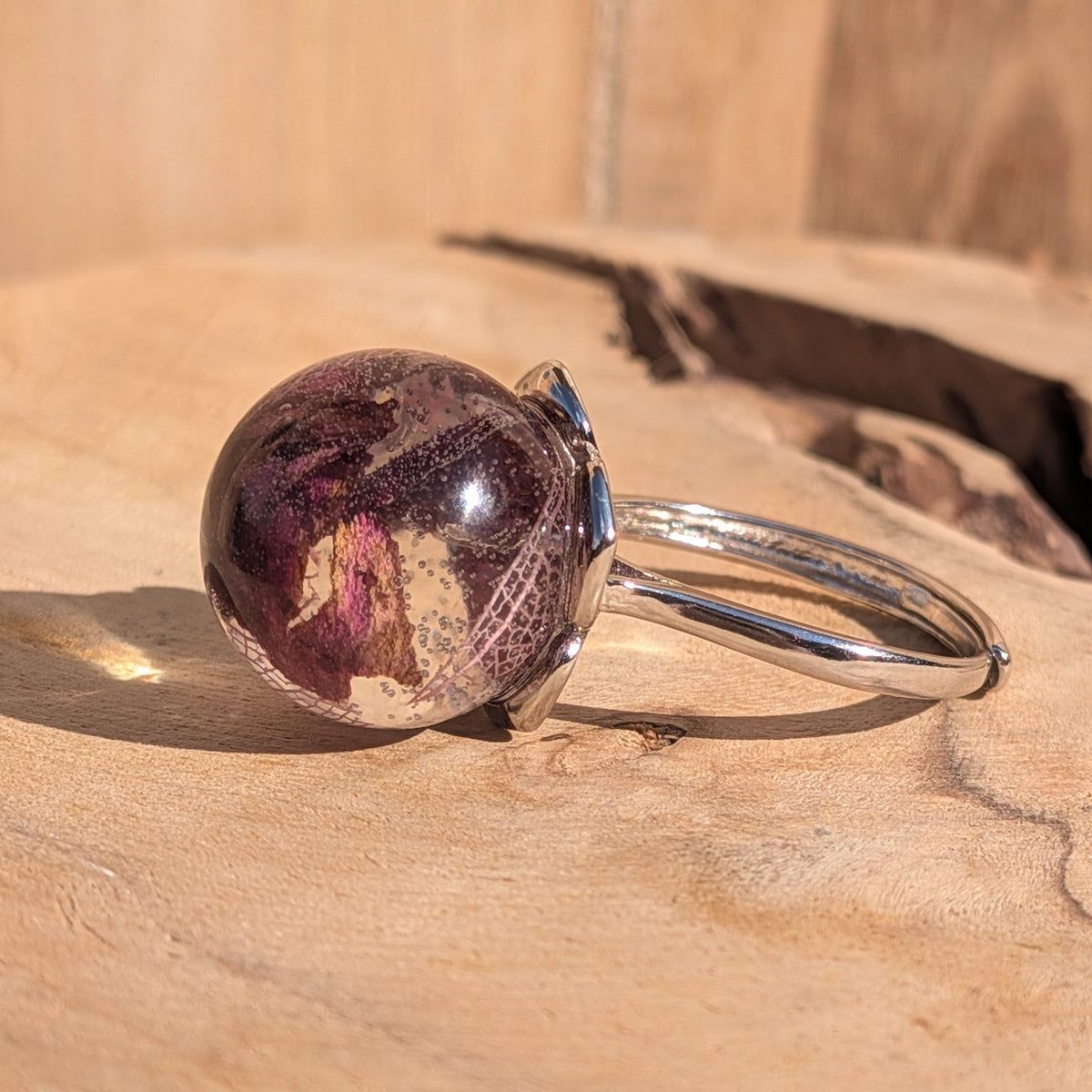 Silver claw setting resin ring with rose petals and skeleton leaf – side view on hand – EL-Creations