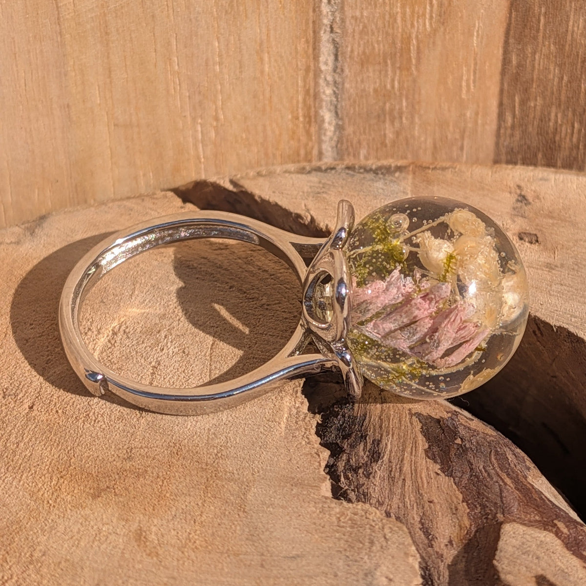 Handmade resin ring with dried flowers in 15mm globe on silver band – EL-Creations