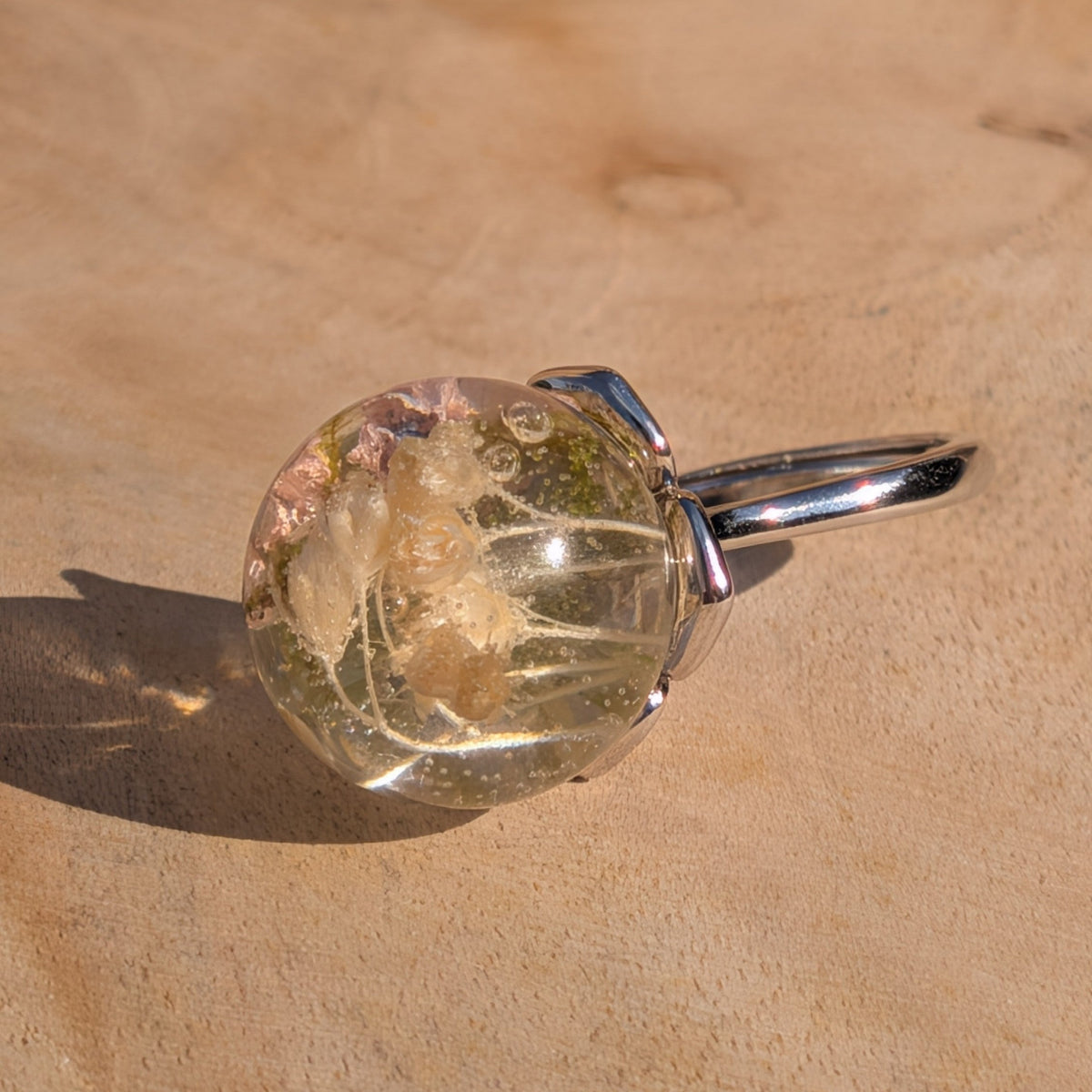 Real flower resin ring with Queen Anne's lace and green botanicals – EL-Creations