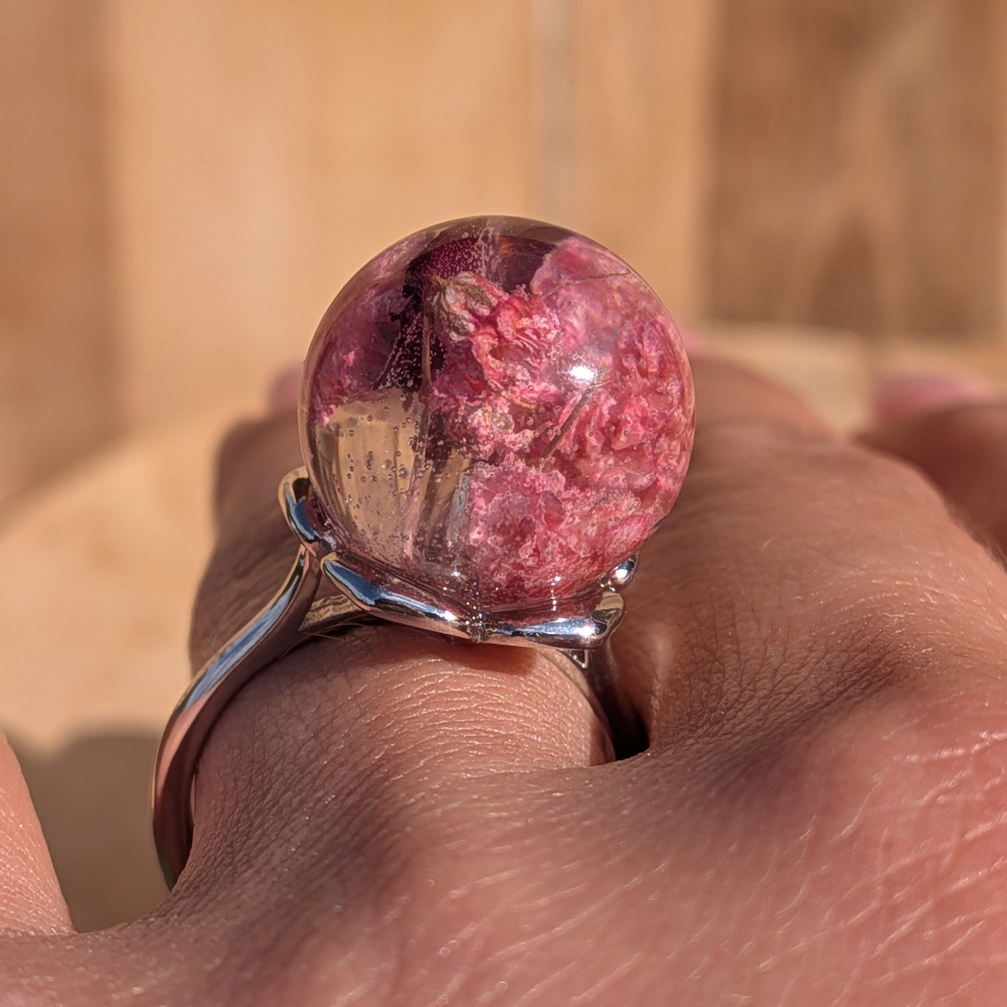 Resin sphere ring with dried baby's breath and rose petals – pink and burgundy tones – EL-Creations