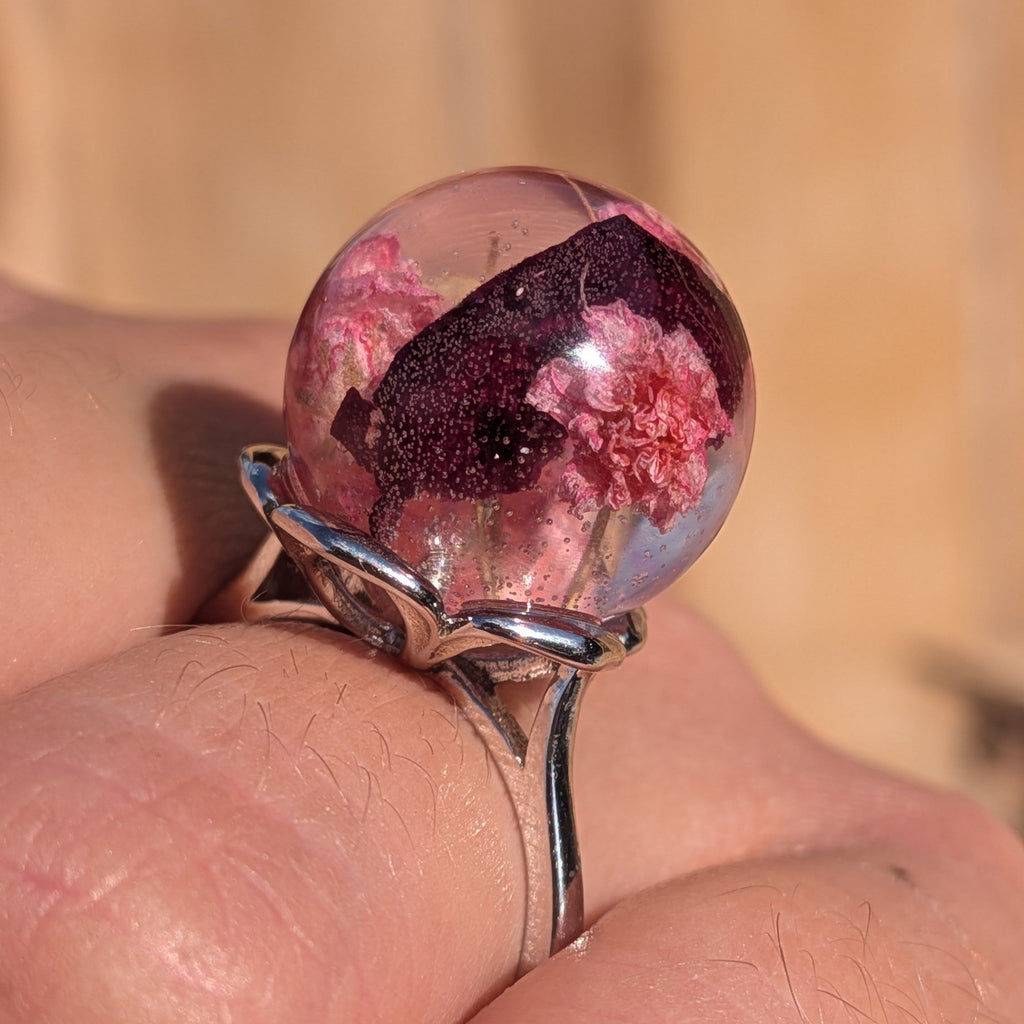 Macro close-up of 15mm resin ball ring with baby's breath and rose petals inclusions – EL-Creations