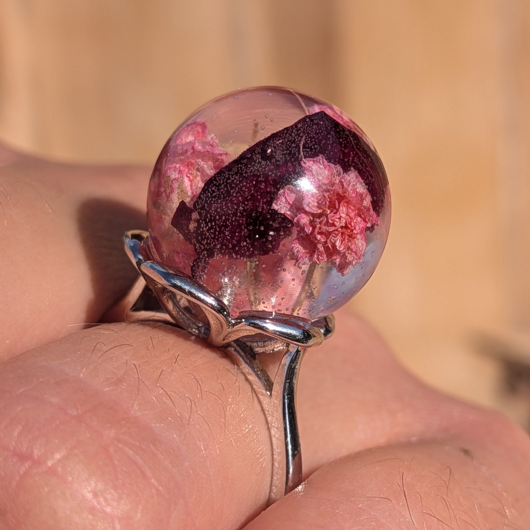 Macro close-up of 15mm resin ball ring with baby's breath and rose petals inclusions – EL-Creations