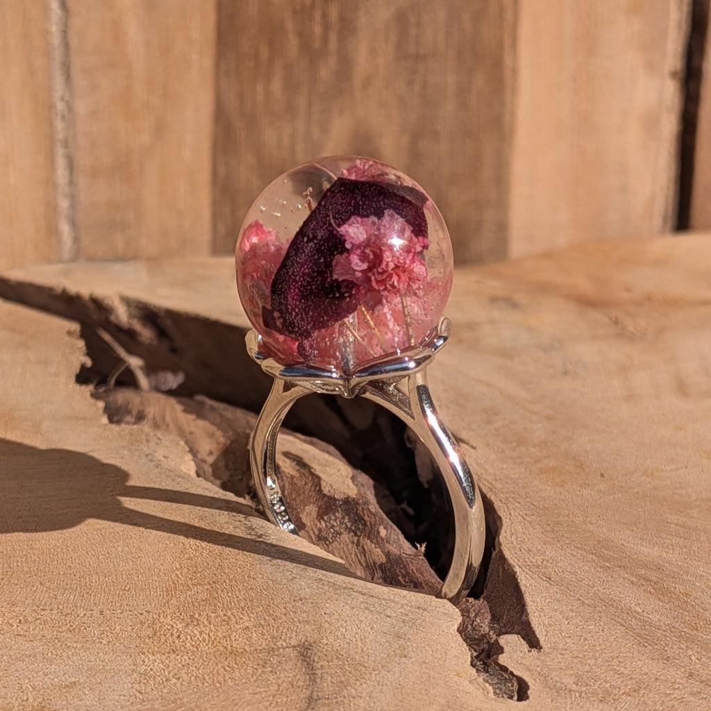 Handmade resin globe ring with baby's breath and rose petals – silver adjustable band – EL-Creations