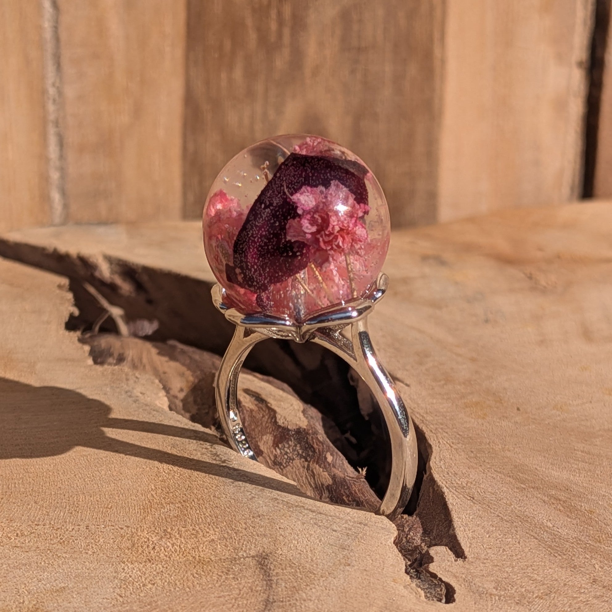 Handmade resin globe ring with baby's breath and rose petals – silver adjustable band – EL-Creations