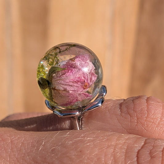 Botanical jewelry – adjustable resin ring with pink rose and moss in sunlight – EL-Creations