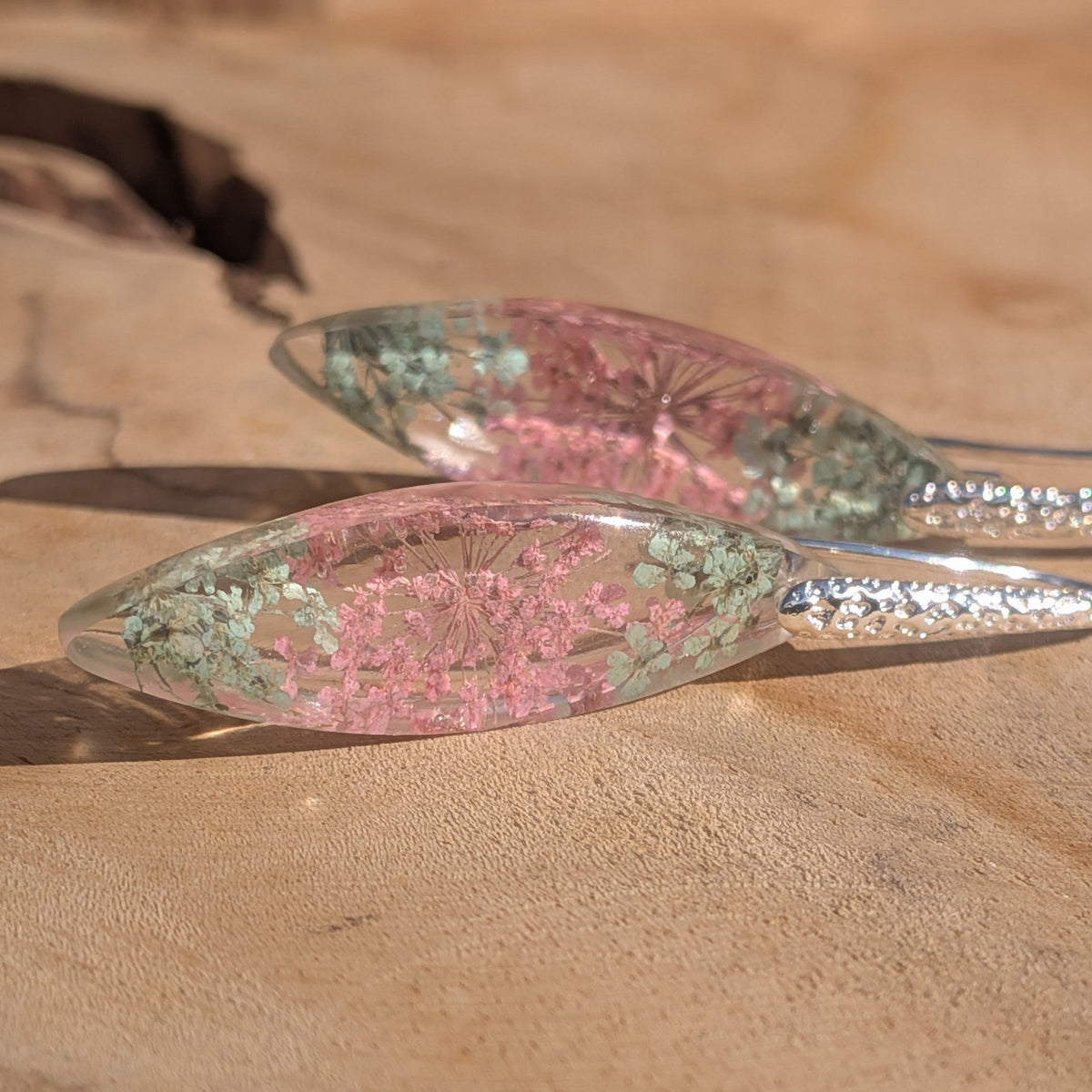 Nature-inspired resin earrings with pink pressed flowers and green botanicals – EL-Creations