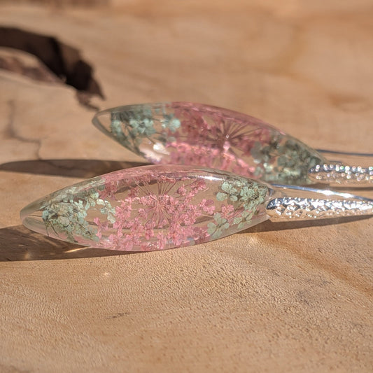 Nature-inspired resin earrings with pink pressed flowers and green botanicals – EL-Creations