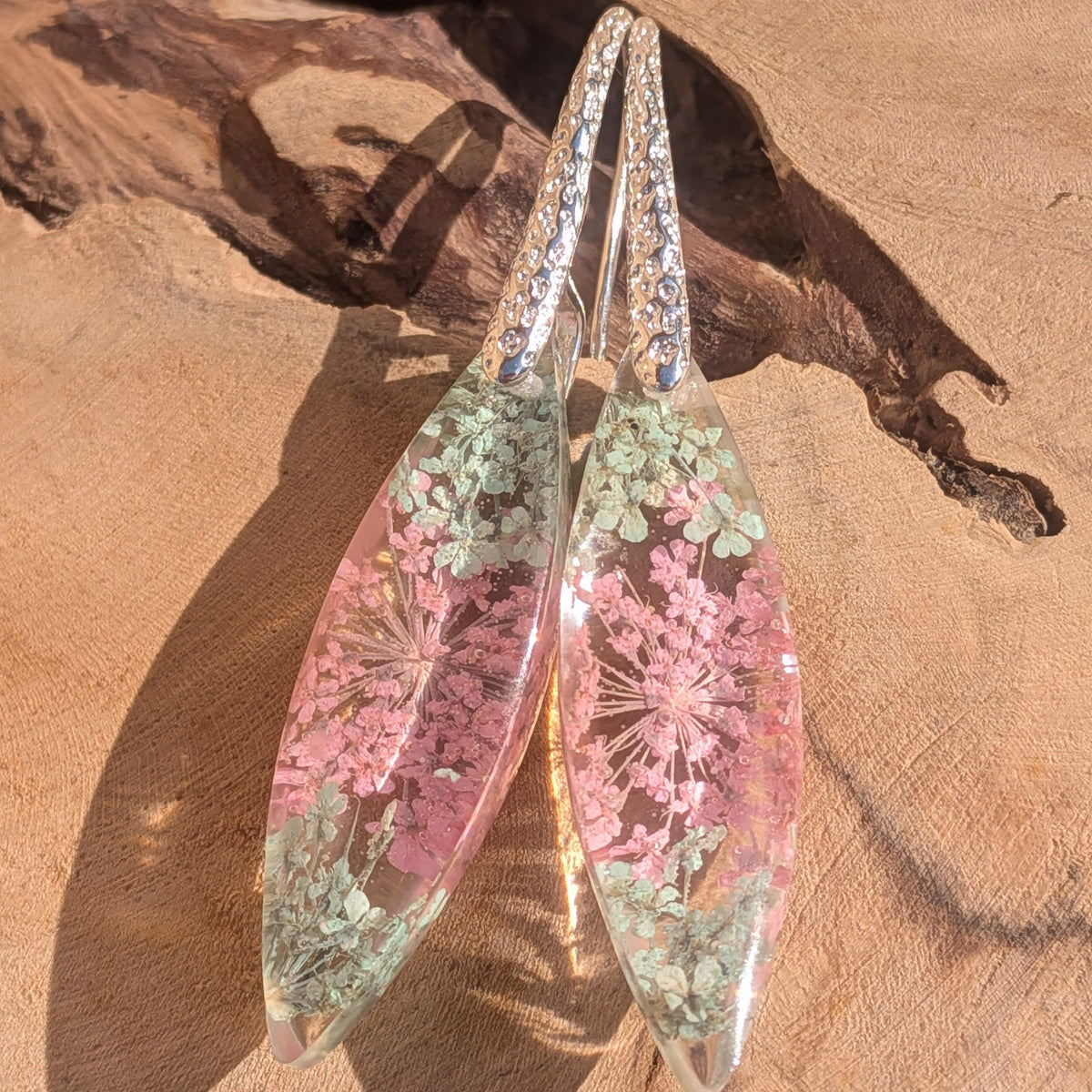 Handmade botanical earrings with pink dried flowers in transparent resin drops – EL-Creations