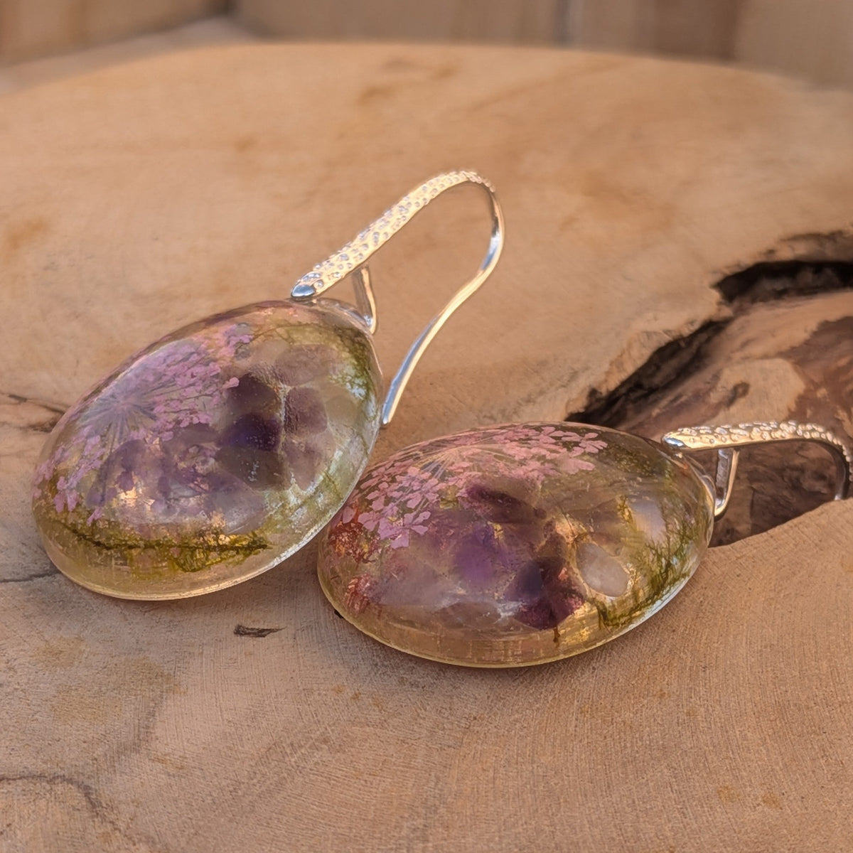 Clear resin drop earrings with pink Queen Anne’s lace, amethyst and copper flakes – EL-Creations