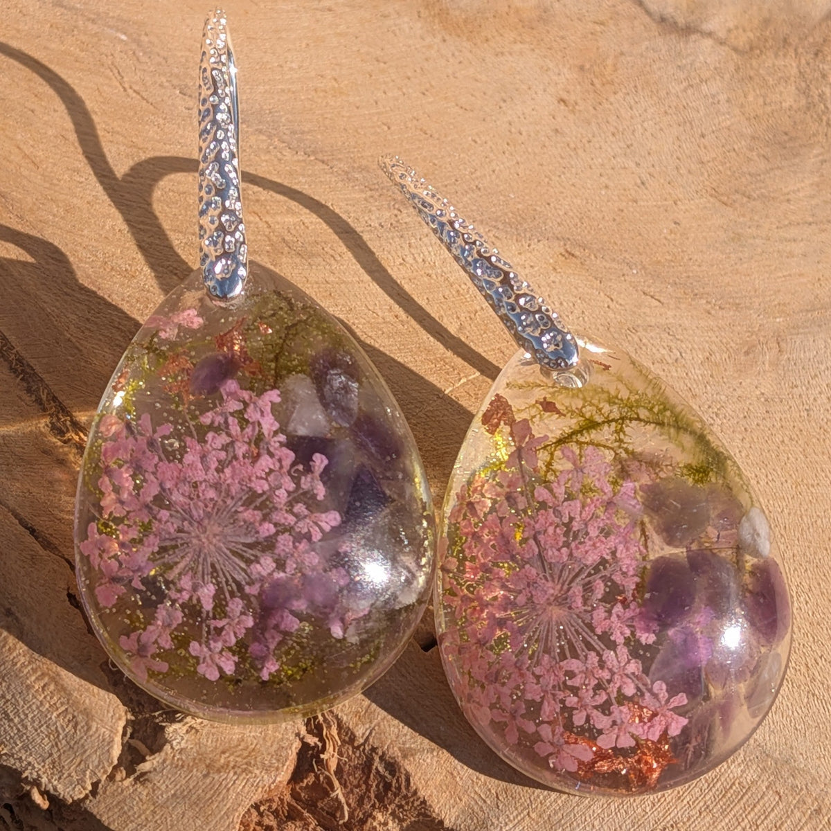 Pair of pink Queen Anne’s lace and amethyst resin earrings on driftwood – EL-Creations