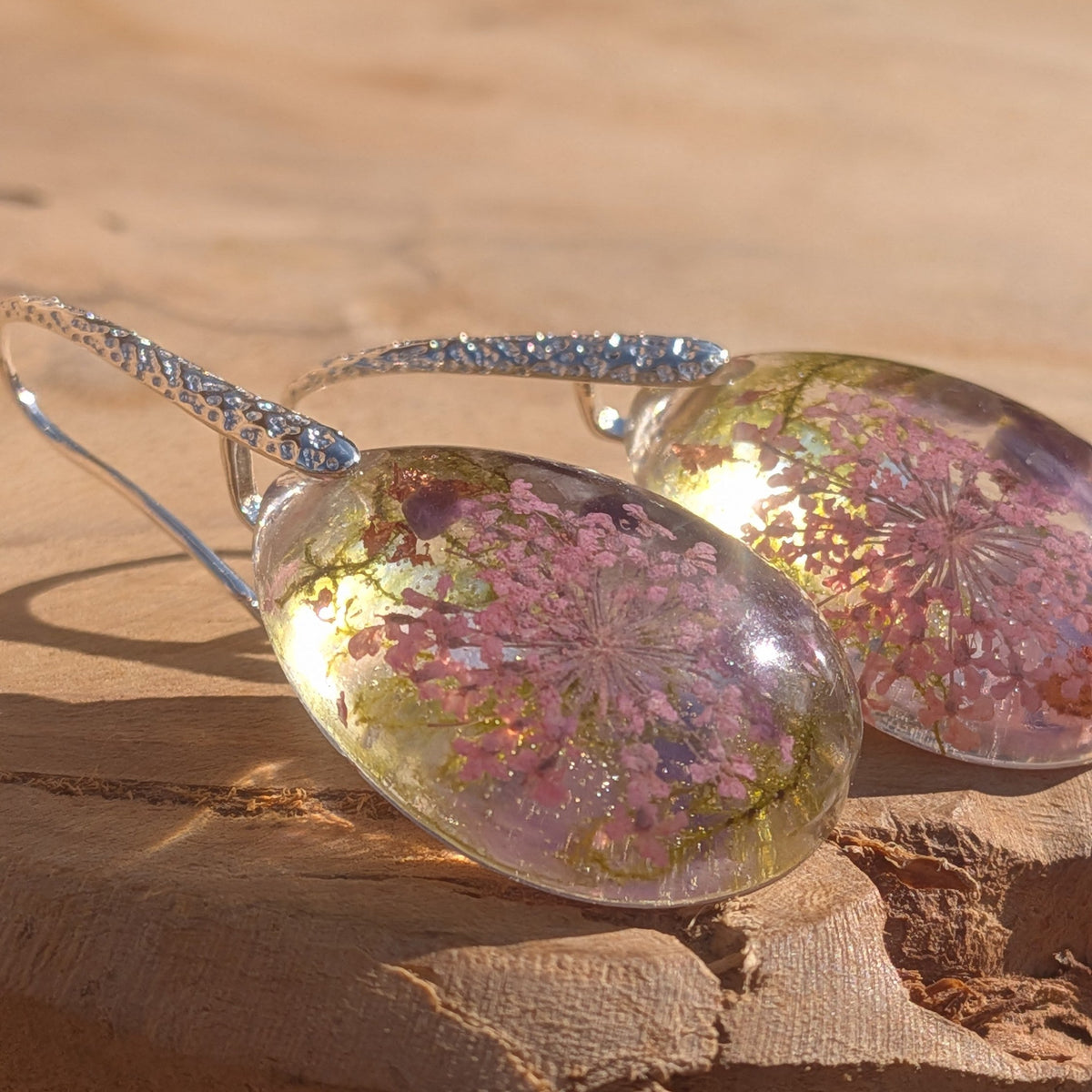 Handmade botanical earrings with copper flakes, moss and pink Queen Anne’s lace in resin – EL-Creations