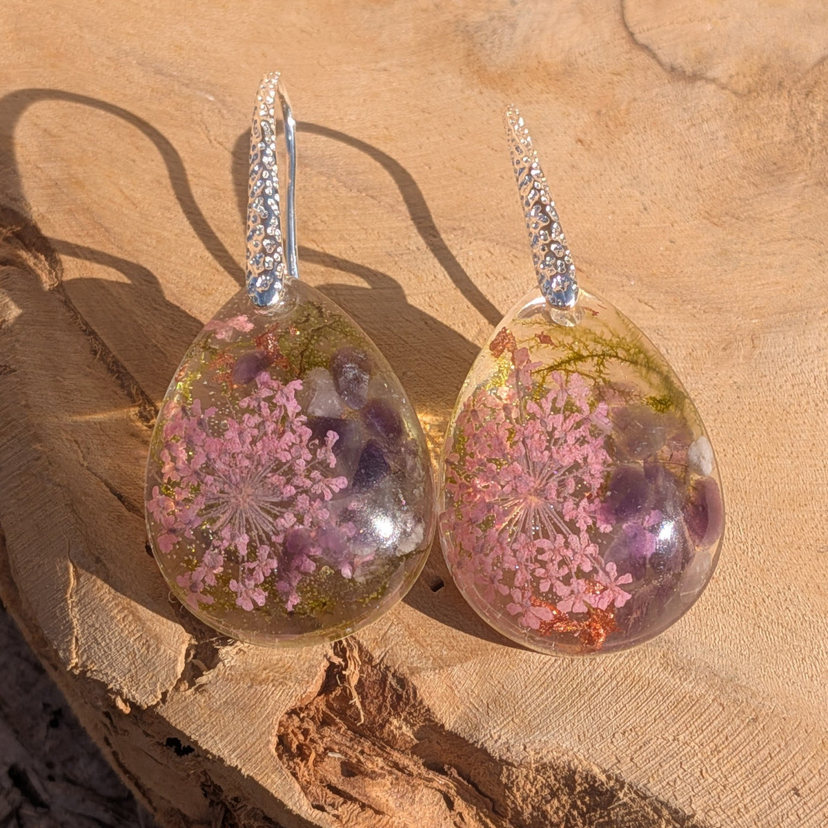 Transparent resin earrings with pink flowers, green moss, amethyst and gold shimmer – EL-Creations