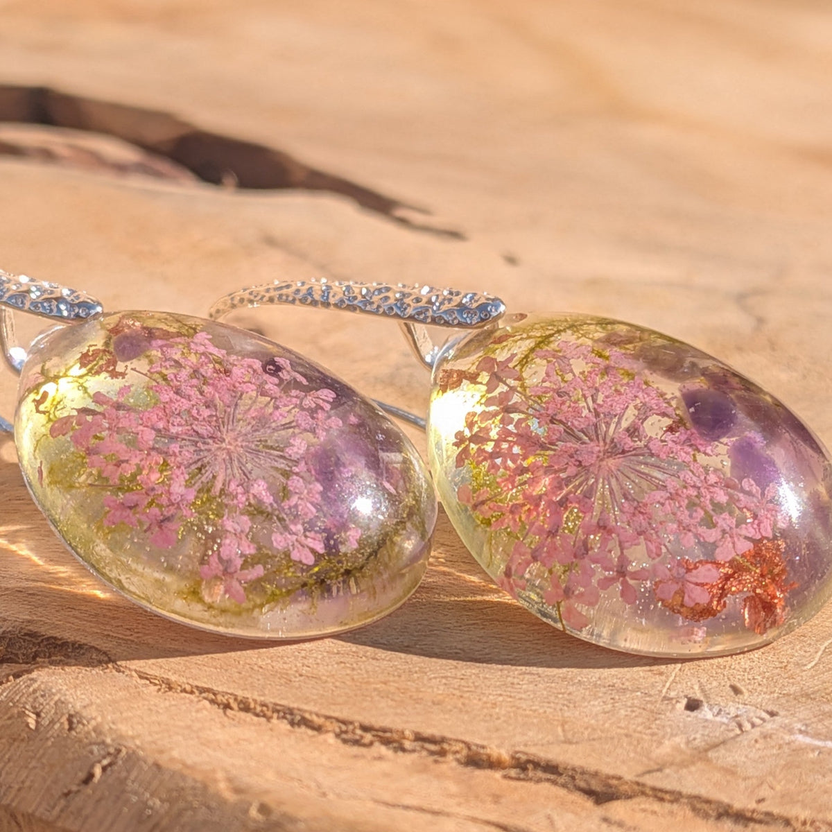 Botanical resin earrings with pressed pink flowers, raw amethyst chips and green moss – EL-Creations