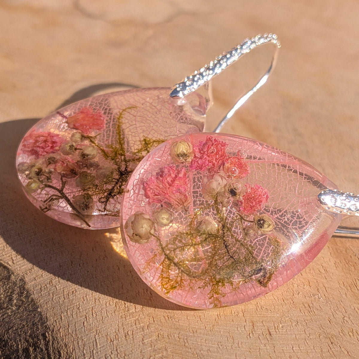 Pink resin drop earrings with real skeleton leaf, baby’s breath and green moss – EL-Creations
